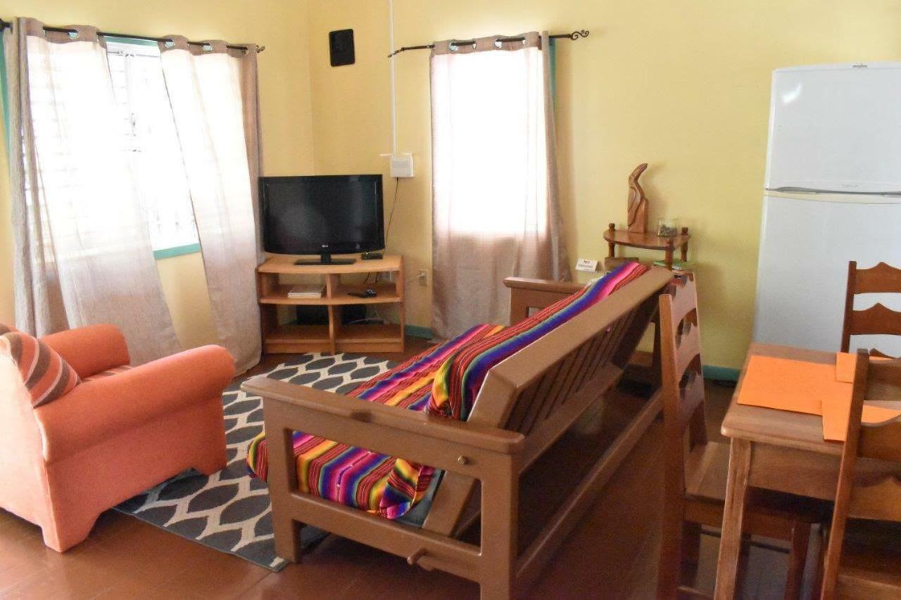 Lydia'S Guesthouse Placencia Экстерьер фото
